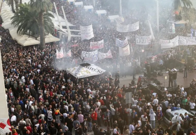 Na prosvjedu protiv HNS-a  splitsku Rivu okupiralo 30.000 navijača