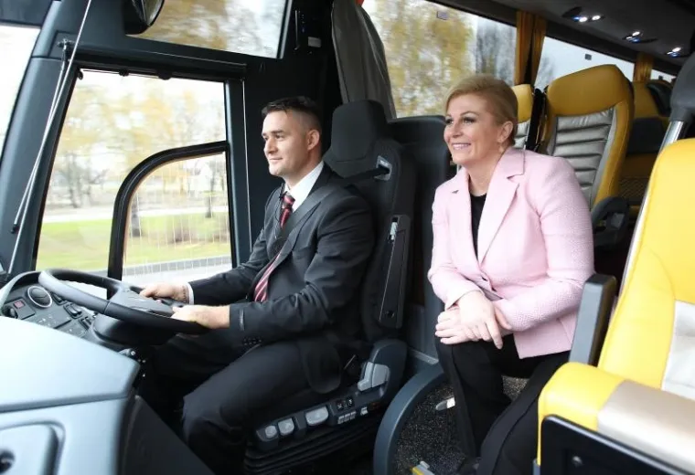 Kolinda Grabar Kitarović, Autobus