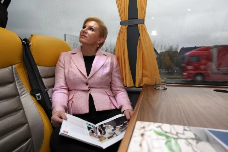 Kolinda Grabar Kitarović, Autobus