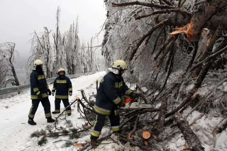 Početkom veljače Gorski kotar bio je okovan snijegom i ledom, zbog čega su neke prometnice bile zatvorene.