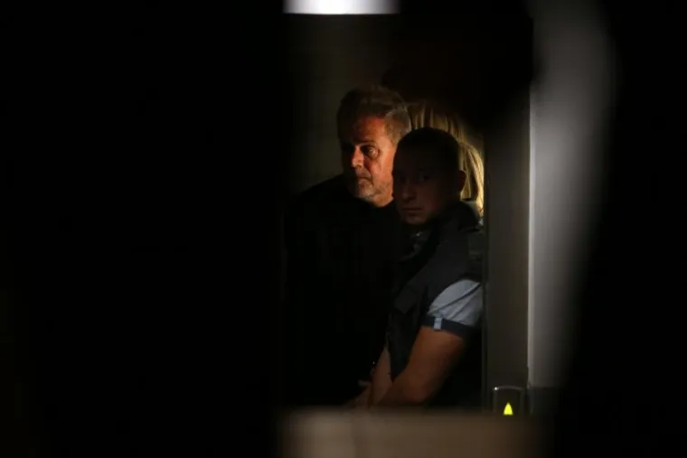 Uhićenje godine - Milan Bandić u dru&scaron;tvu inspektora PNUSKOK-a u njegovom stanu u Bužanovoj ulici.