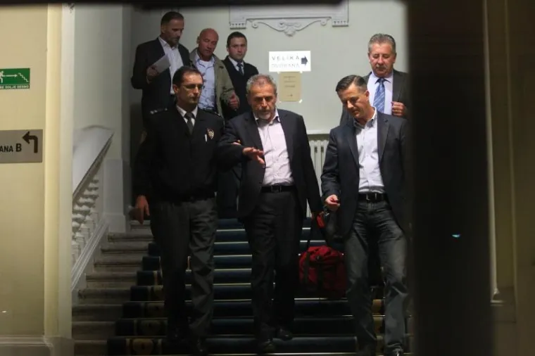 Vidno ljut i uznemiren, Milan Bandić žustro raspravlja sa svojim odvjetnicima nakon &scaron;to mu je sudac istrage odredio istražni zatvor.