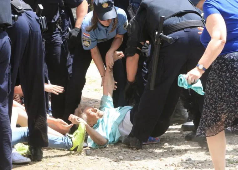 Deložacija osmeročlane obitelji Mi&scaron;ković u Potkonju, policija silom odvodi članove obitelji, aktiviste i prijatelje.