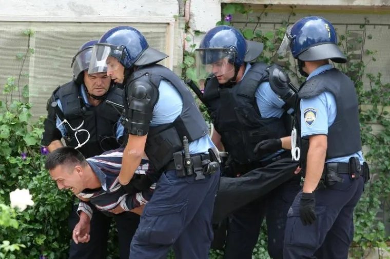 Deložacija kuće u Svetom Filipu i Jakovu - policija je iz kuće iznijela 30-ak aktivista Živog zida.