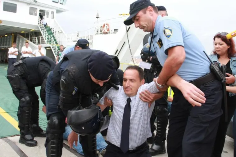 Radnici Trajektne luke Split blokirali su ulaz automobilima na trajekt Marjan pa je morala intervenirati policija.