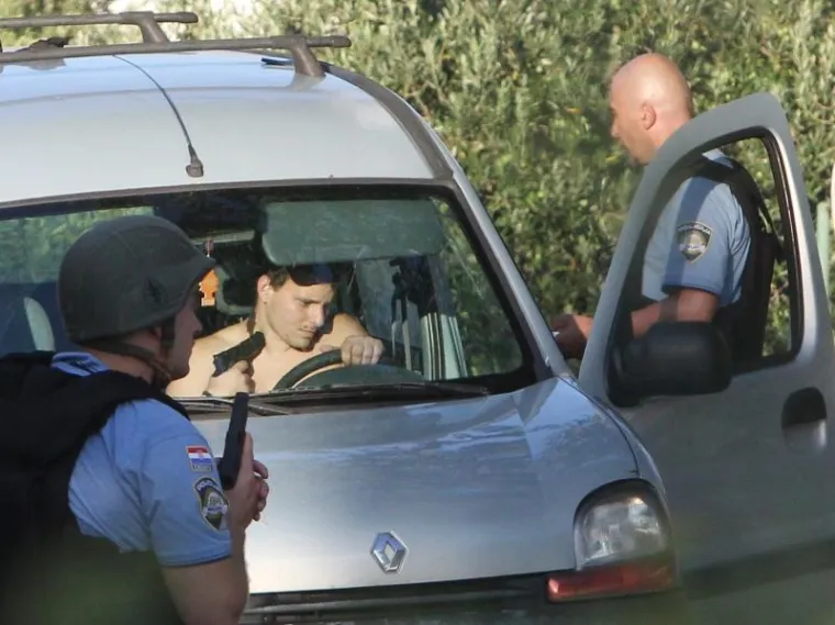 Dramatična potjera za naoružanim bjeguncem odvijala se u kolovozu u Vodicama.