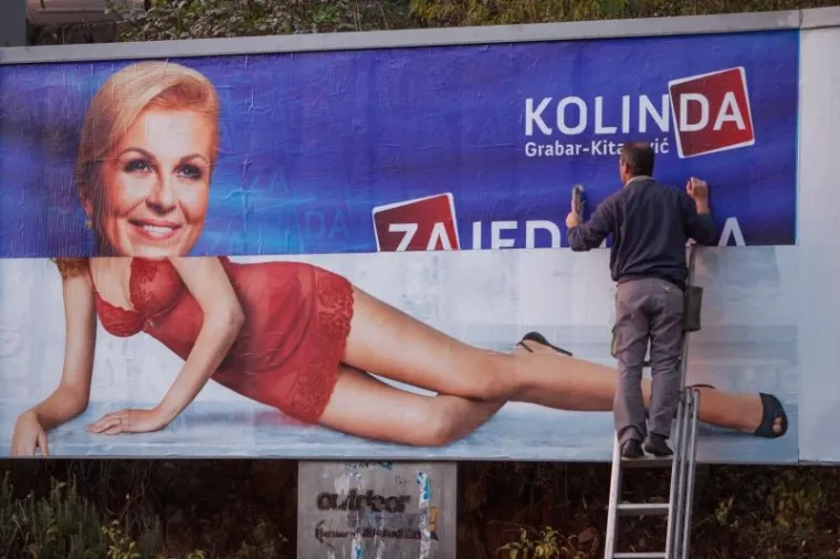 Postavljanje predizbornog plakata Kolinde Grabar Kitarović u Rijeci uhvaćeno u 'nezgodnom' trenutku.