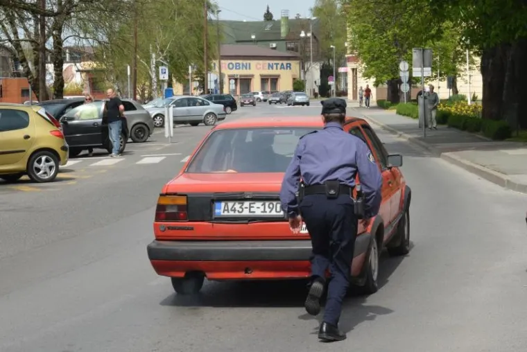 Savjesni sisački policajac 50-ak je metara trčao za vozačem Volkswagena bosansko-hercegovačkih registracijskih oznaka koji se vozio suprotnim smjerom.