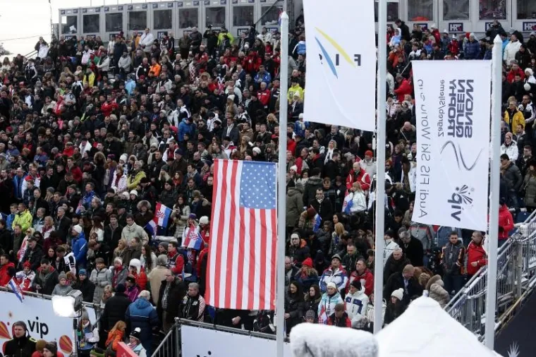 VIP Snow Queen Trophy, zastave na pola koplja