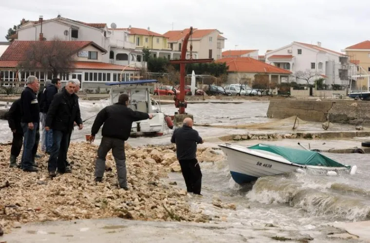 Dramatična borba s jugom za spas brodica