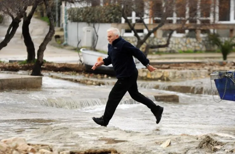 Dramatična borba s jugom za spas brodica