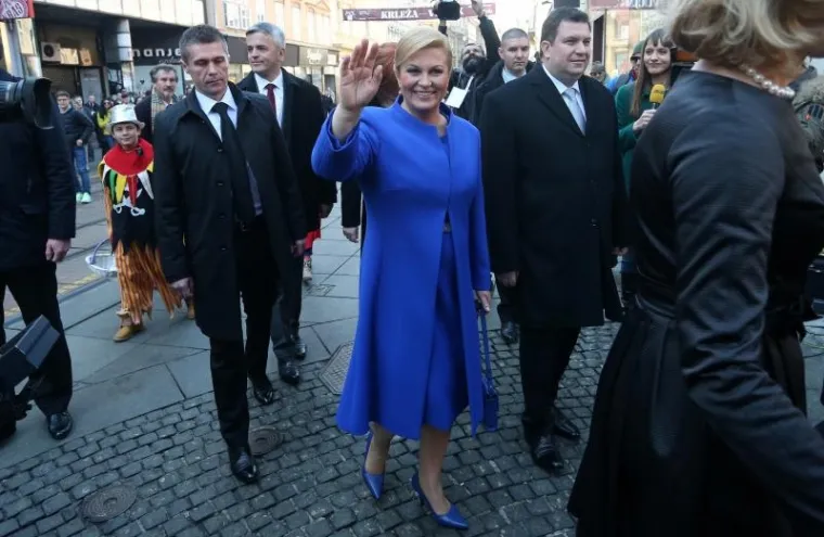 Kolindu Grabar-Kitarović u Tomićevoj su ulici pozdravili odu&scaron;evljeni građani