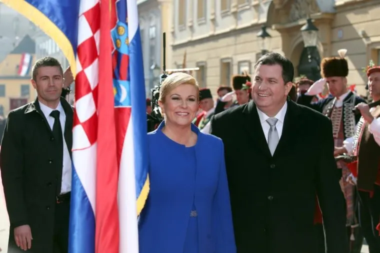 Na putu do Markovog trga Kolinda Grabar-Kitarović pozdravljala je razdragane građane