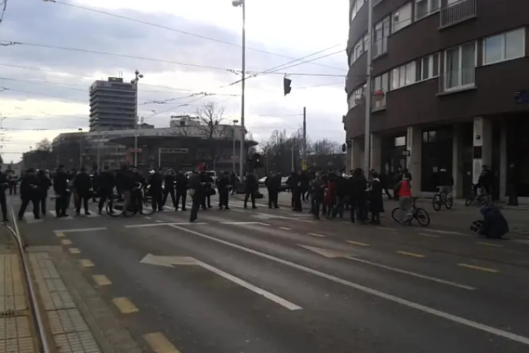 Policija spriječila antiprosvjednike na putu do branitelja u Savskoj