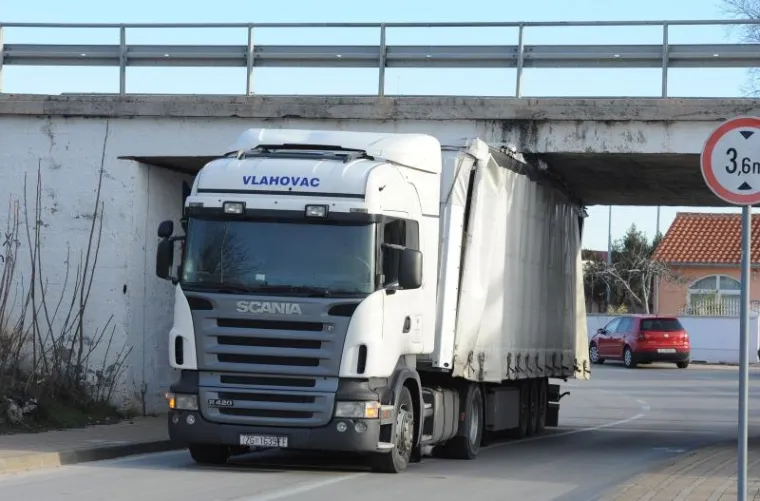 Kamion zapeo za nadvožnjak