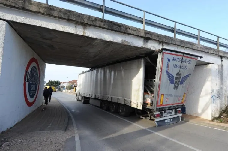 Kamion zapeo za nadvožnjak
