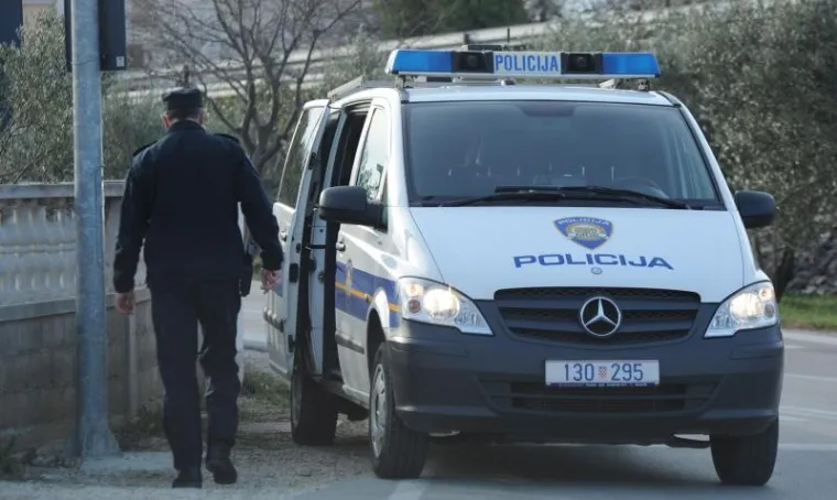 Kamion zapeo za nadvožnjak