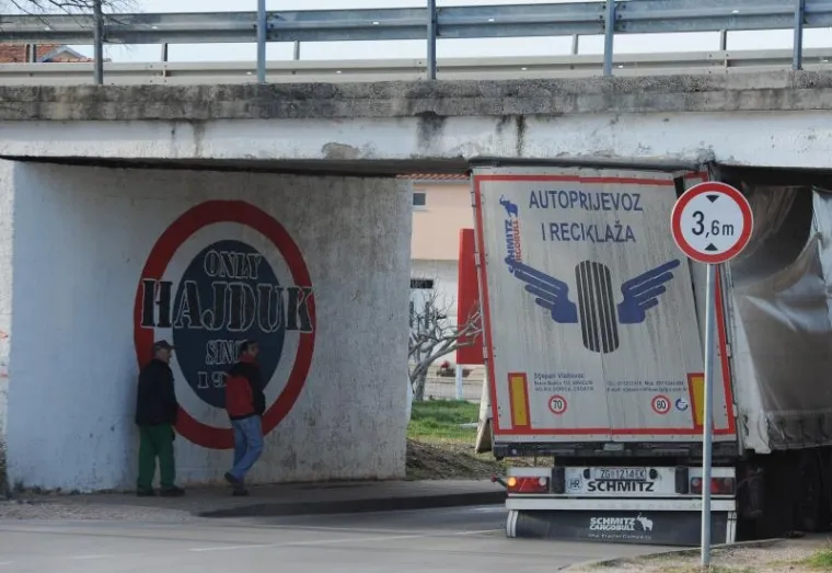 Kamion zapeo za nadvožnjak