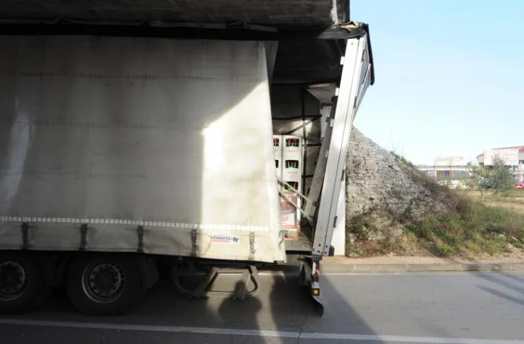 Kamion zapeo za nadvožnjak