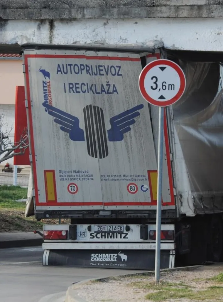 Kamion zapeo za nadvožnjak