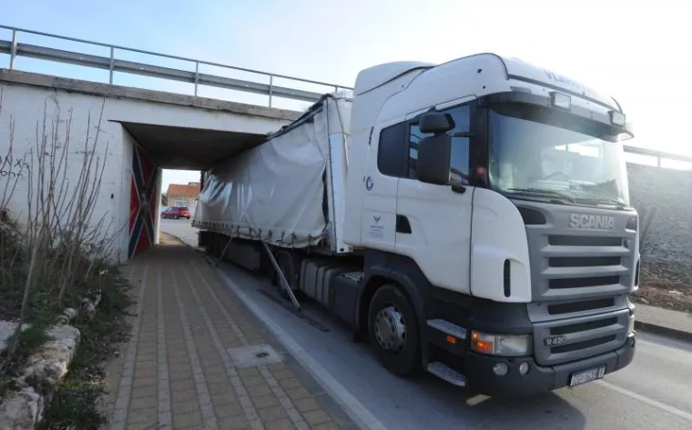 Kamion zapeo za nadvožnjak