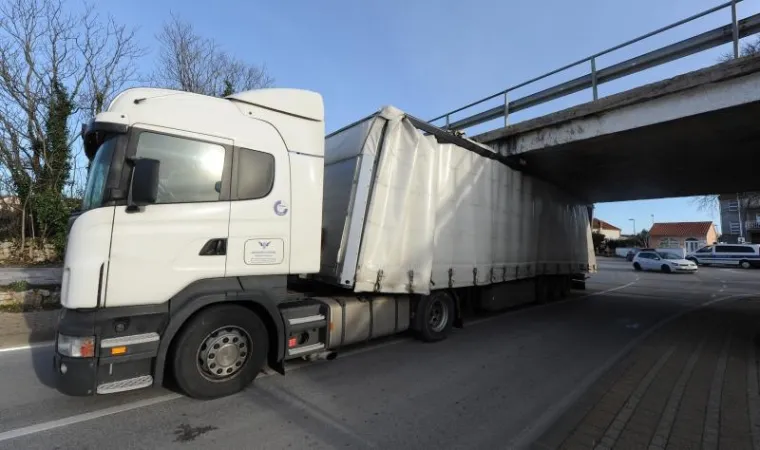 Kamion zapeo za nadvožnjak