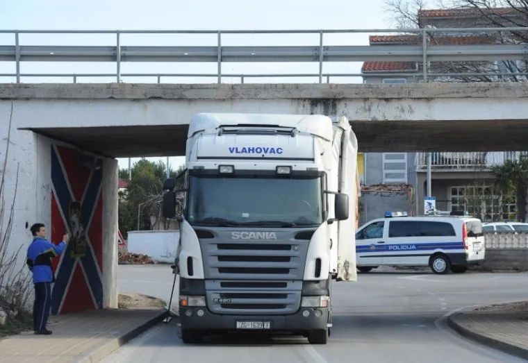 Kamion zapeo za nadvožnjak