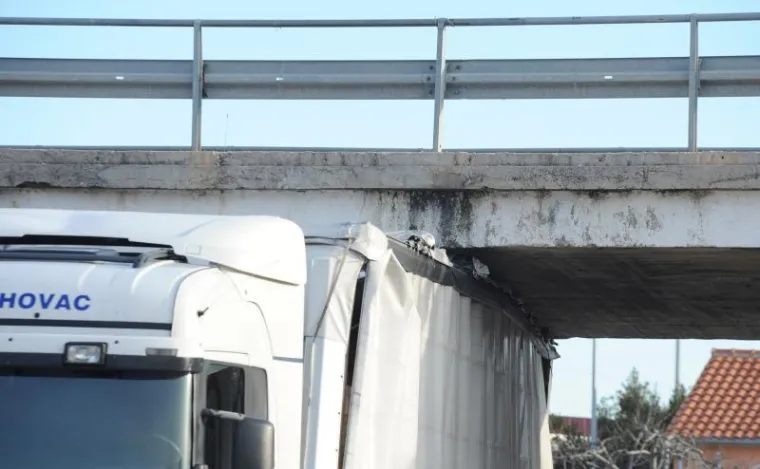 Kamion zapeo za nadvožnjak