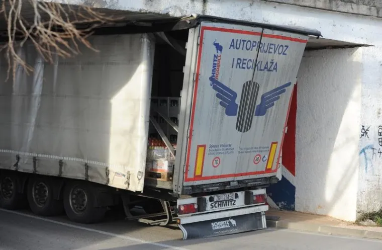 Kamion zapeo za nadvožnjak