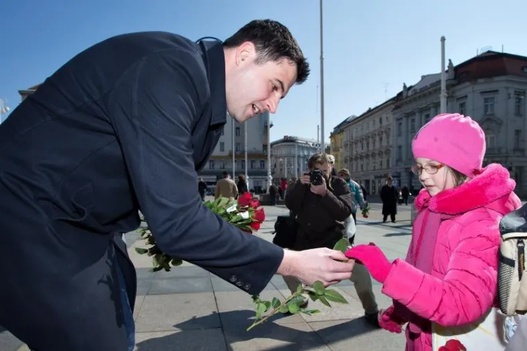 Predsjednik zagrebačkog SDP-a Bernardić sugrađankama dijelio ruže