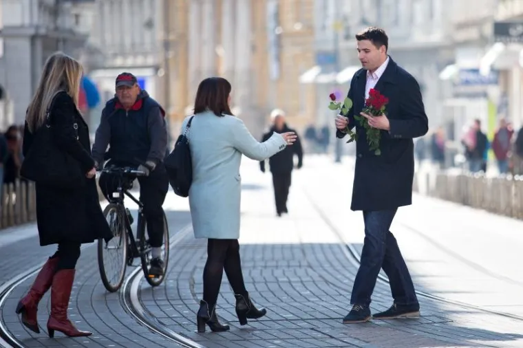 Predsjednik zagrebačkog SDP-a Bernardić sugrađankama dijelio ruže