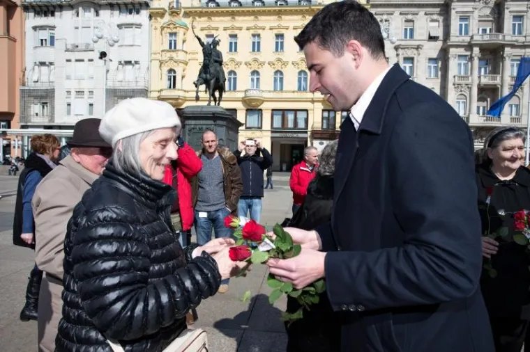Predsjednik zagrebačkog SDP-a Bernardić sugrađankama dijelio ruže
