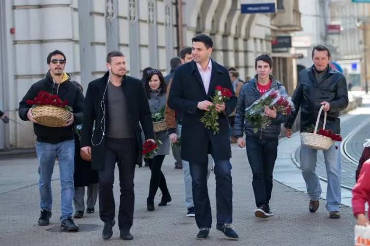 Predsjednik zagrebačkog SDP-a Bernardić sugrađankama dijelio ruže