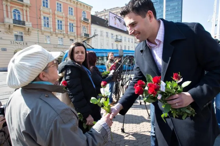 Predsjednik zagrebačkog SDP-a Bernardić sugrađankama dijelio ruže