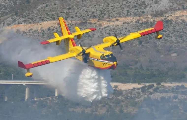 Buknuo veliki požar kod Šibenika, kanader obranio kuće