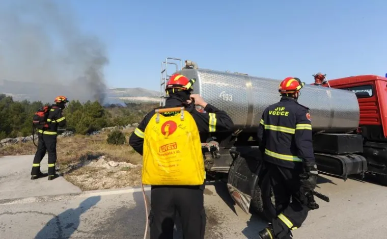 Buknuo veliki požar kod Šibenika, kanader obranio kuće