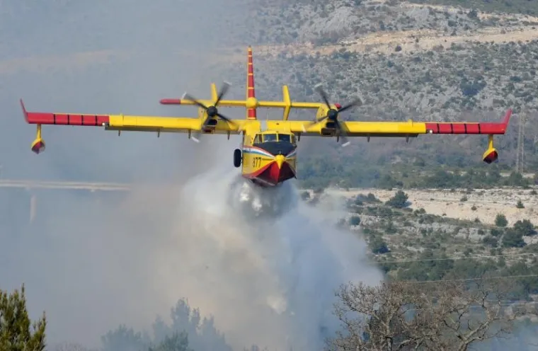 Buknuo veliki požar kod Šibenika, kanader obranio kuće