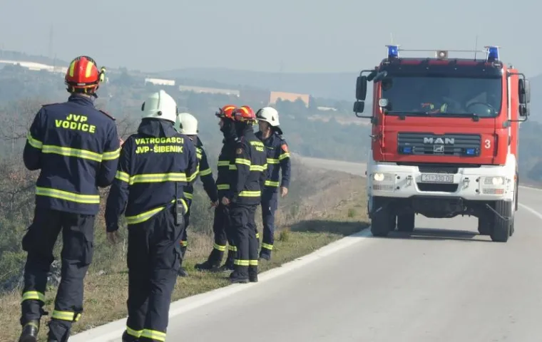 Buknuo veliki požar kod Šibenika, kanader obranio kuće