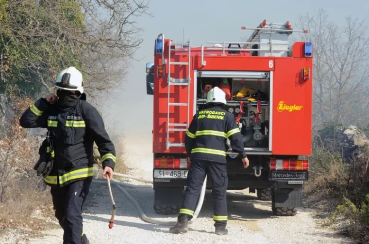 Buknuo veliki požar kod Šibenika, kanader obranio kuće