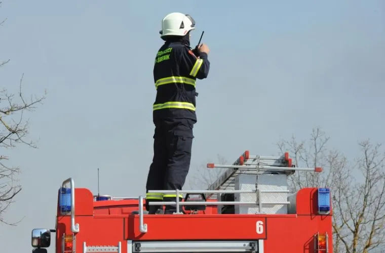 Buknuo veliki požar kod Šibenika, kanader obranio kuće