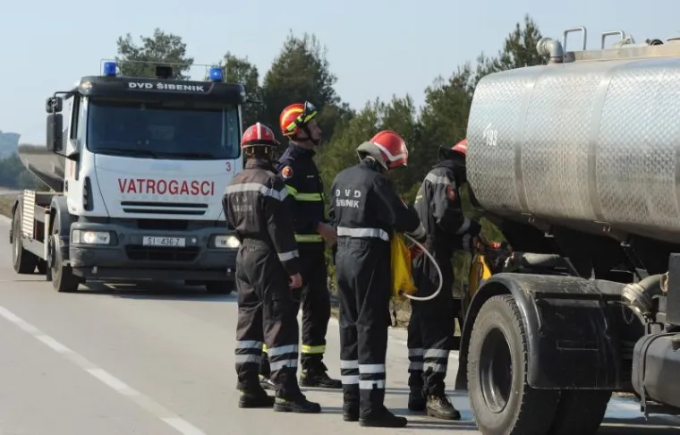 Buknuo veliki požar kod Šibenika, kanader obranio kuće
