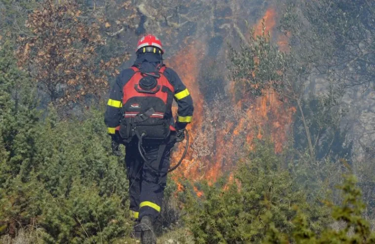 Buknuo veliki požar kod &Scaron;ibenika, kanader obranio kuće