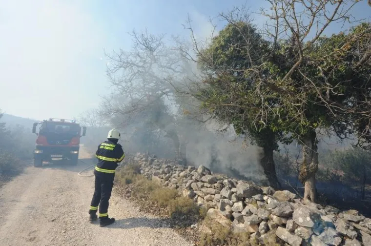 Buknuo veliki požar kod &Scaron;ibenika, kanader obranio kuće