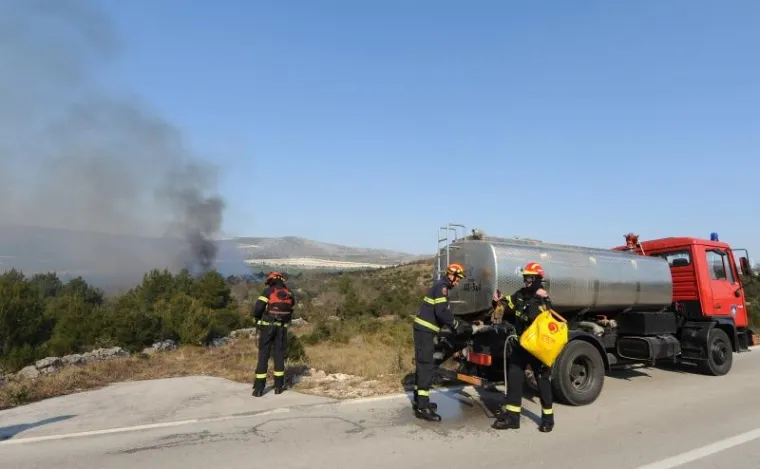 Buknuo veliki požar kod &Scaron;ibenika, kanader obranio kuće