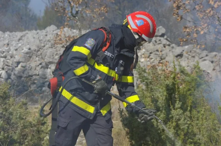 Buknuo veliki požar kod &Scaron;ibenika, kanader obranio kuće