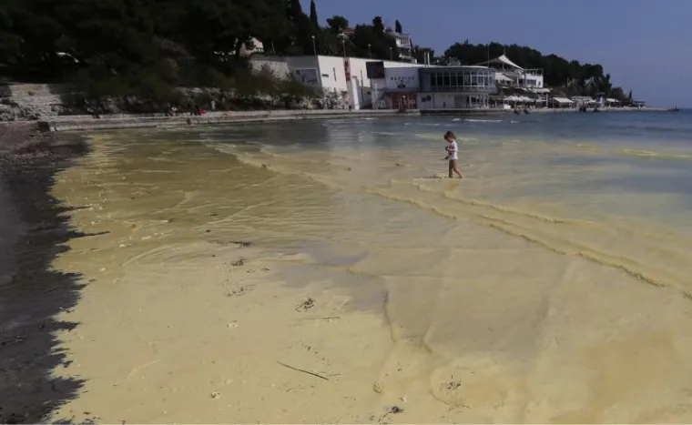 Pelud borova obojala najpoznatiju splitsku plažu
