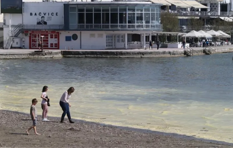 Pelud borova obojala najpoznatiju splitsku plažu