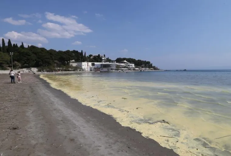Pelud borova obojala najpoznatiju splitsku plažu