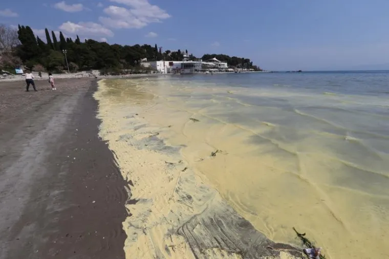 Pelud borova obojala najpoznatiju splitsku plažu