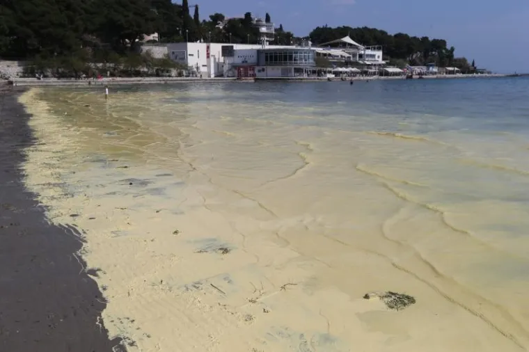 Pelud borova obojala najpoznatiju splitsku plažu